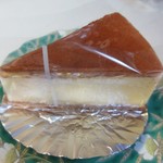 Pathisu Ri Maru Jorenu - スフレチーズ３５０円。
                      
                      甘さ控えめのクリーミーで濃厚なスフレタイプのチーズケーキです。
                      