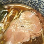 麺匠 而今 - 外側がこがしてあって、スモーク的な味わいです。