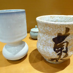 菊水鮓 - 氷のころがる音がするお酒のグラス（左）