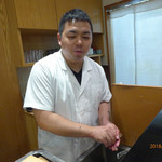 菊水鮓 - 海老をむく大将の息子さん