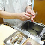 菊水鮓 - 海老をむく