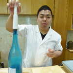 菊水鮓 - お酒の空気を抜いている