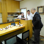 菊水鮓 - カウンター席で