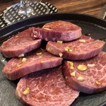 SATOブリアン - ◆またまた見せ肉「フィレミニオン」・・これは初めて口にします。 調べましたら『テンダーロインの尾の方に近い、最も軟らかな部分をカットして焼いたステーキ。 貴重な部分であるため、量は少なめで高級な品』だそう。