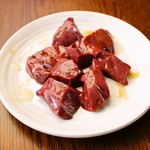 ホルモン焼肉 炎吉 - 料理写真:和牛炙りレバー焼き（ゴマダレでどうぞ）