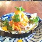 ブリコラージュ ブレッド アンド カンパニー ダイニング・カフェ - 焼〆鯖、紅白なますのバインミー。サラダとスープつき1800円。税込み　20180828　脂の乗った焼き〆鯖をたっぷりの紅白なますと合わせさっぱりといただけます。散らされているぬか漬けが風味プラス、美味