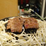 羊肉炭火焼 肉汁屋 - 成吉思汗(ジンギスカン)800円・税込