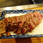 羊肉炭火焼 肉汁屋 - 切り分けたランプ肉。これをさらにサッと軽く炙って食べます。火の通し過ぎ厳禁(>_<)