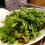 羊肉炭火焼 肉汁屋 - 羊のパクチーサラダ650円・税込 混ぜると下から羊肉スライスが出てくるびっくり仕様。