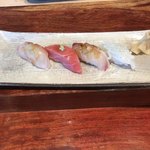 Sushi Yasukouchi - 雅握り前半！
      烏賊酢橘と塩でいつもで旨い！
      鰤薬味と煮切りで旨い！
      トロ煮切り旨い！！！！！
      イサキも薬味と煮切りで旨い！