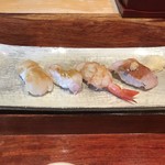 Sushi Yasukouchi - 雅握り後半！
      鰯煮切りで口の中に入れた瞬間とけました！
      ボタン海老煮切りで旨い！
      鯛腹身煮切りで美味しいですよ！
      帆立煮切りで甘みがあり旨い！