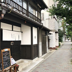 月と - 外観。右奥に平安神宮