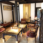 月と - 靴を脱いで上がります