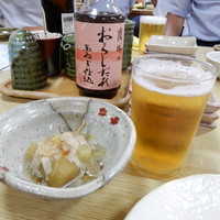福岡鷹勝 西新店 - 付け出しは「焼きナス」。乾杯です