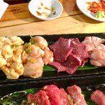 Sumibiyakiniku Burijji - ホルモン4種盛り
      塩分強めでタレが必要ない。