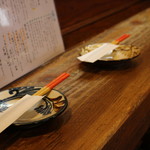 琉球泡盛酒場とぅるるん - 内観写真:やちむん皿