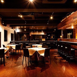 カウンターやテーブル席をご用意。大きな窓からご覧になれる関門海峡が非日常をご演出