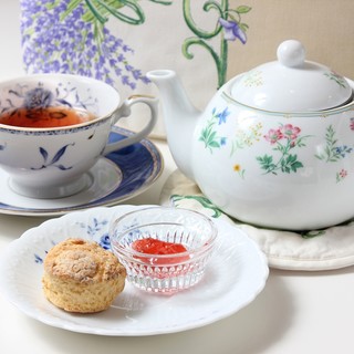 Carefully selected teas and herbal teas, carefully selected scones and cakes