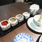 中国菜エスサワダ - チキンにかける調味料各種