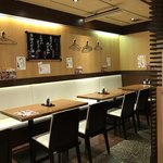 Sushi Uogashi Nihonichi - 店内テーブル席の一部分