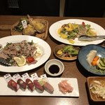 町屋個室×肉バル ジビエズマーケット - ジビエな肉寿司5種5貫盛り合わせ、ラムチョップの炭火焼、猪の冷しゃぶ、自家製ぬか漬け、季節の和野菜サラダ、お通し