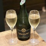 餃子とスパークリング バブルス - バルディビエソ リミテッド ブリュット