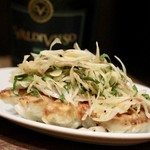 餃子とスパークリング バブルス - サラダ餃子