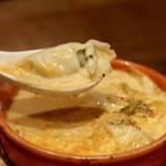 餃子とスパークリング バブルス - エビ餃子とキャベツをアメリケーヌとクリームでビスク風に炊いてます