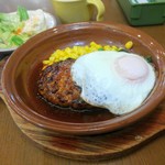 サイゼリヤ - オニオンソースのハンバーグ（サラダ、スープ付）500円（税込）