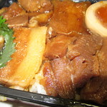 萬來 - さつま豚角煮弁当　１０８０円（税込）の角煮のアップ【２０１８年８月】