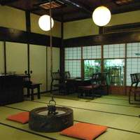うかい鳥山 - 広間。テーブル間は、とても空いていて快適
