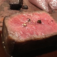 ラ ペ - お肉は柔らかく、赤ワインソースもよく合います。量は多くないのですが、私はお腹がいっぱいで殆ど主人へ。