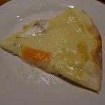 トラットリアバー PIAZZA - 6種類のチーズのピッツァ 2200円(写真は1/6切)