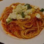 トラットリアバー PIAZZA - トマトソースパスタ モッツァレラのせ 1300円