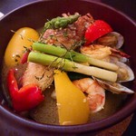 ブラッスリー プティ モンタニュ - ブイヤベース、結構大きな鍋に具が盛りだくさん(≧∀≦)
      めちゃくちゃ美味しいです！！
      