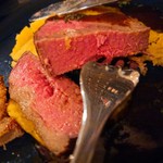 ブラッスリー プティ モンタニュ - 厚みが！！
      下にはサツマイモのペーストとデミグラスソース的なもの。
      お肉とマッチ(*´∀｀)