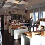 ふらんす館 - 店内(イートイン席から)