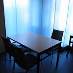 Sanyuukyo - 簡素なテーブルと椅子