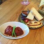 ジャム cafe 可鈴 - ミニプレート(750円)のメイン大盛り(+150円)＆パン追加(+50円)