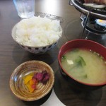 ステーキワインハウス和牛香 - ご飯に添えられた汁椀は豆腐のお味噌汁でした。