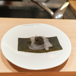 寿しの吉乃 - 白海老スモーク昆布敷きキャビア乗せ