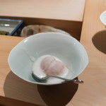 寿しの吉乃 - トマトに新玉ねぎドレッシングかけ