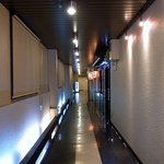 江戸幸 - では、お店に向かいましょう。 ビルの入口から入って奥へ奥へと進んで行きます。 一番奥まで行って右手に回り込みます。