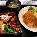 江戸幸 - 江戸幸定食 豚ヒレカツ７５０円です。 メインの豚ヒレカツと重箱に入ったおかず、味噌汁そしてご飯の登場ですよ。