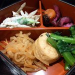 江戸幸 - 重箱のおかずの部分です。 色んな食材が入っています。