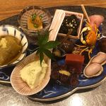 魯忍 - 焼き茄子煮浸し、近江蒟蒻、蛸柔らか煮、金時草お浸し、衣かつぎ、落花生塩茹で、自家製茶豆寄せ豆腐、ばい貝潮煮、真鰯へしこ風炙り、合鴨ロース煮柚子胡椒、沢蟹唐揚げ、鱧の子煮凝りの前菜盛り合わせ