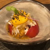 魯忍 - 渡り蟹とフルーツトマト 黄身酢と土佐酢ジュレ掛け