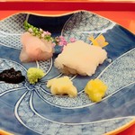 くすのき - ②アラと鱧のお造り アラは海苔と山葵で
      生の鱧は鱧の卵巣の浅漬けと橘胡椒でいただきます