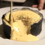 数量限定！溢れるチーズ 竹炭入りシカゴピッツァ
