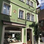 Backerei Striffler  - グリーンでとてもオシャレなお店の外観。